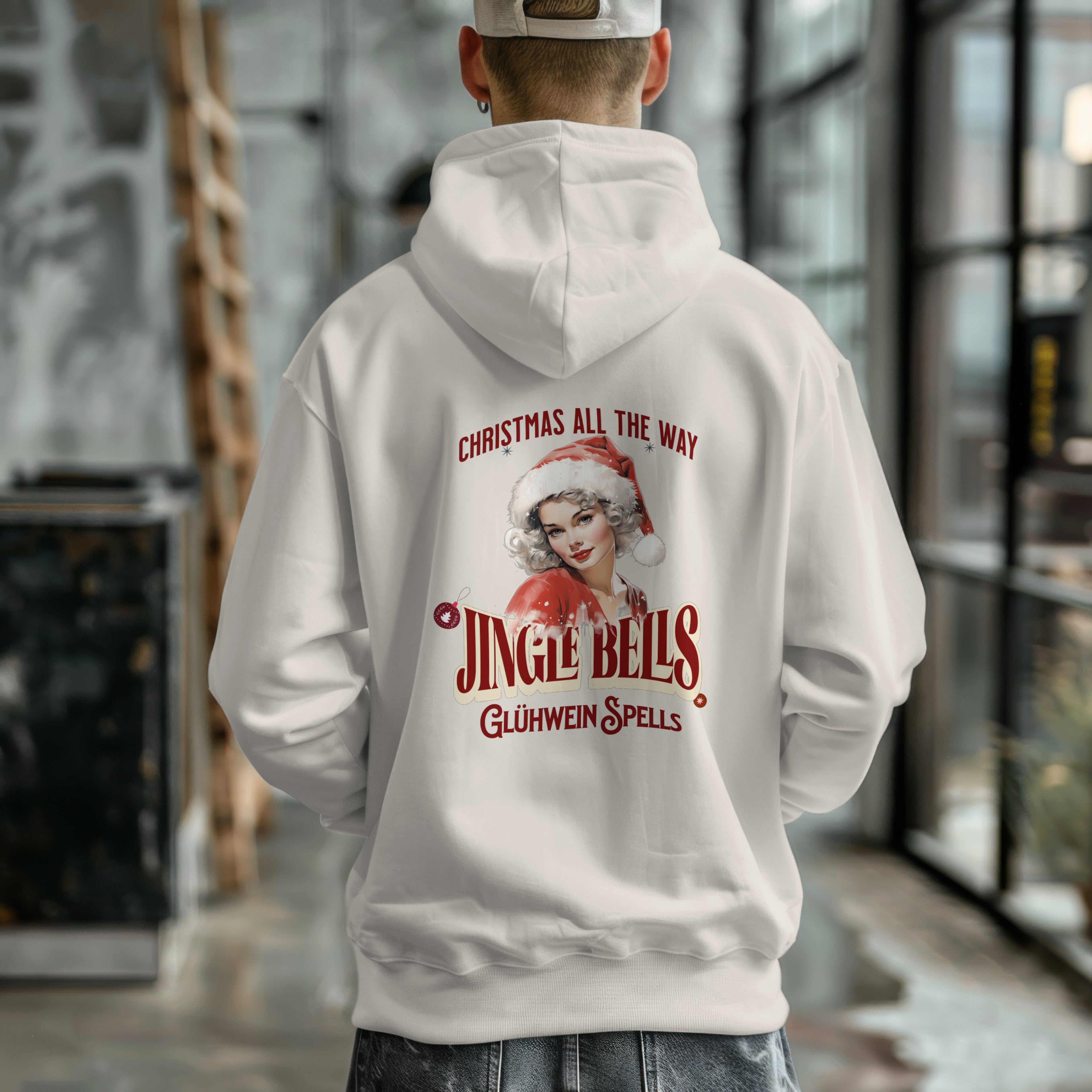 Weißer Hoodie mit weihnachtlichem Retro-Print ‚Jingle Bells – Glühwein Spells‘ und Pin-up Weihnachtsmotiv auf der Rückseite