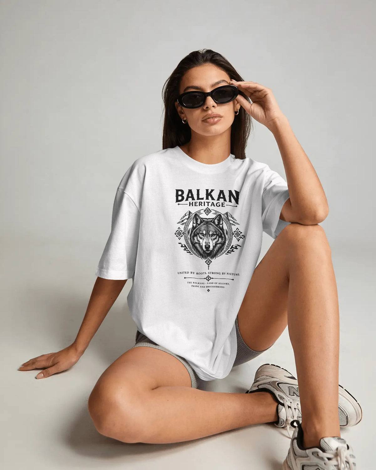 BALKAN HERITAGE Organic T-Shirt am Model mit Wolf-Frontprint
