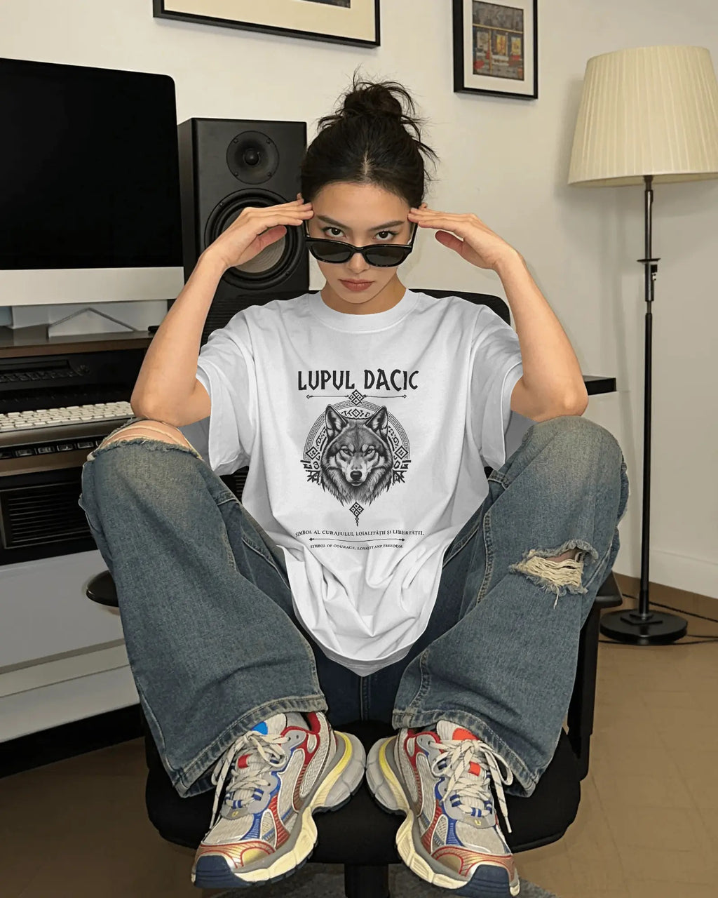 Lupul Dacic Organic T-Shirt am Model mit Wolf-Frontprint