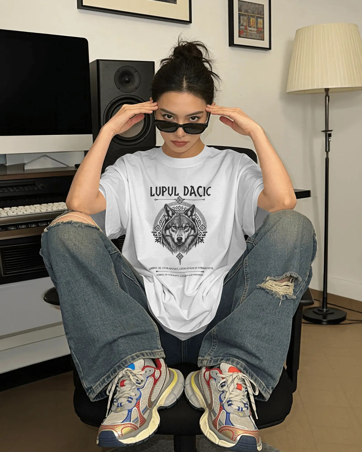 Lupul Dacic Organic T-Shirt am Model mit Wolf-Frontprint