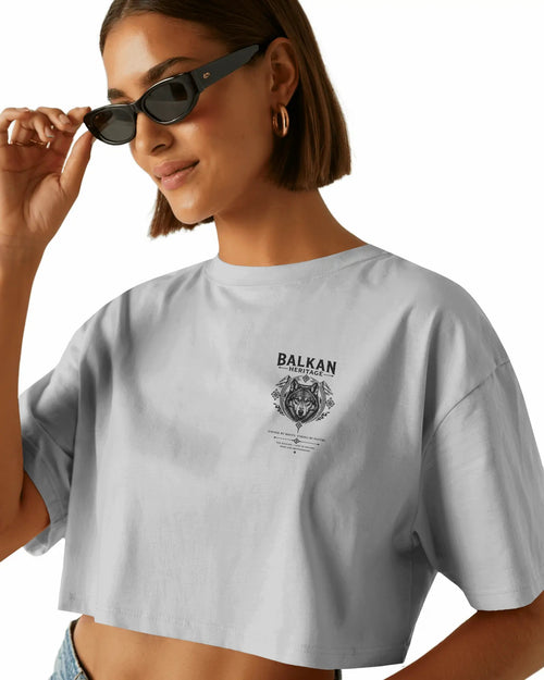 BALKAN HERITAGE Wolf Cropped Damen T-Shirt am Model mit Brustprint links