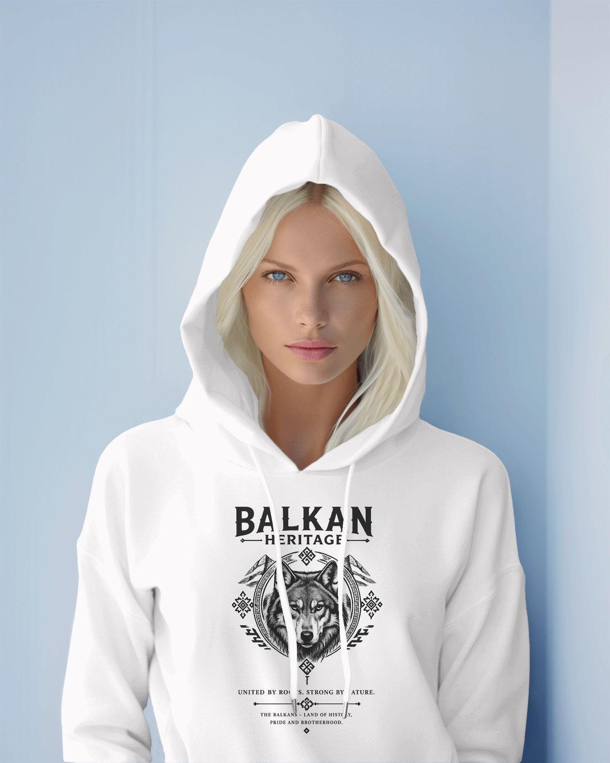 Balkan Heritage Wolf Oversized Hoodie am Model mit Frontprint