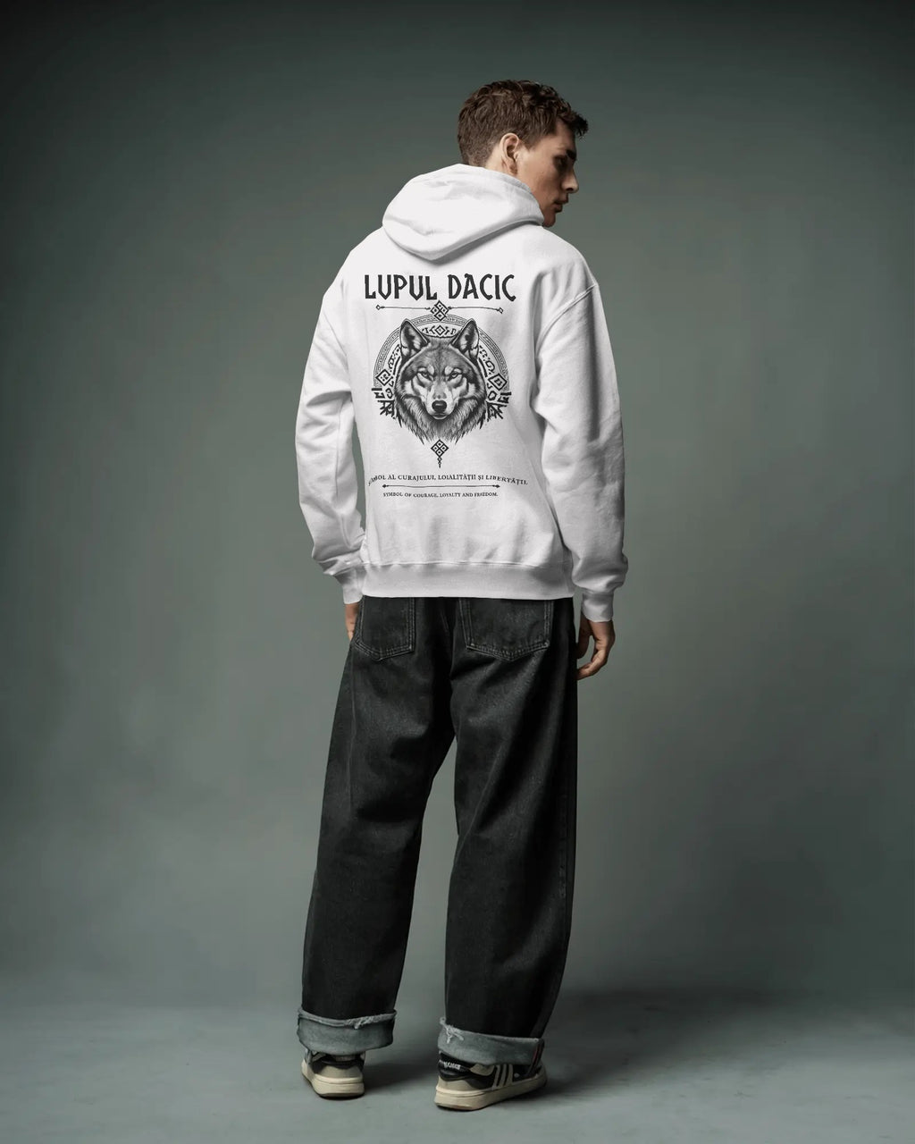 LUPUL DACIC Oversized Hoodie am Model mit großem Wolf-Backprint