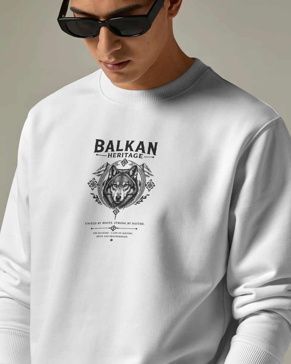 BALKAN HERITAGE Wolf Sweatshirt am Model mit Frontprint